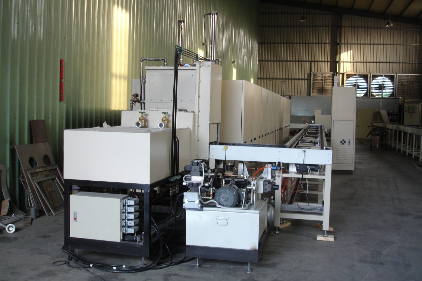 Continuous sintering heat treatment furnace